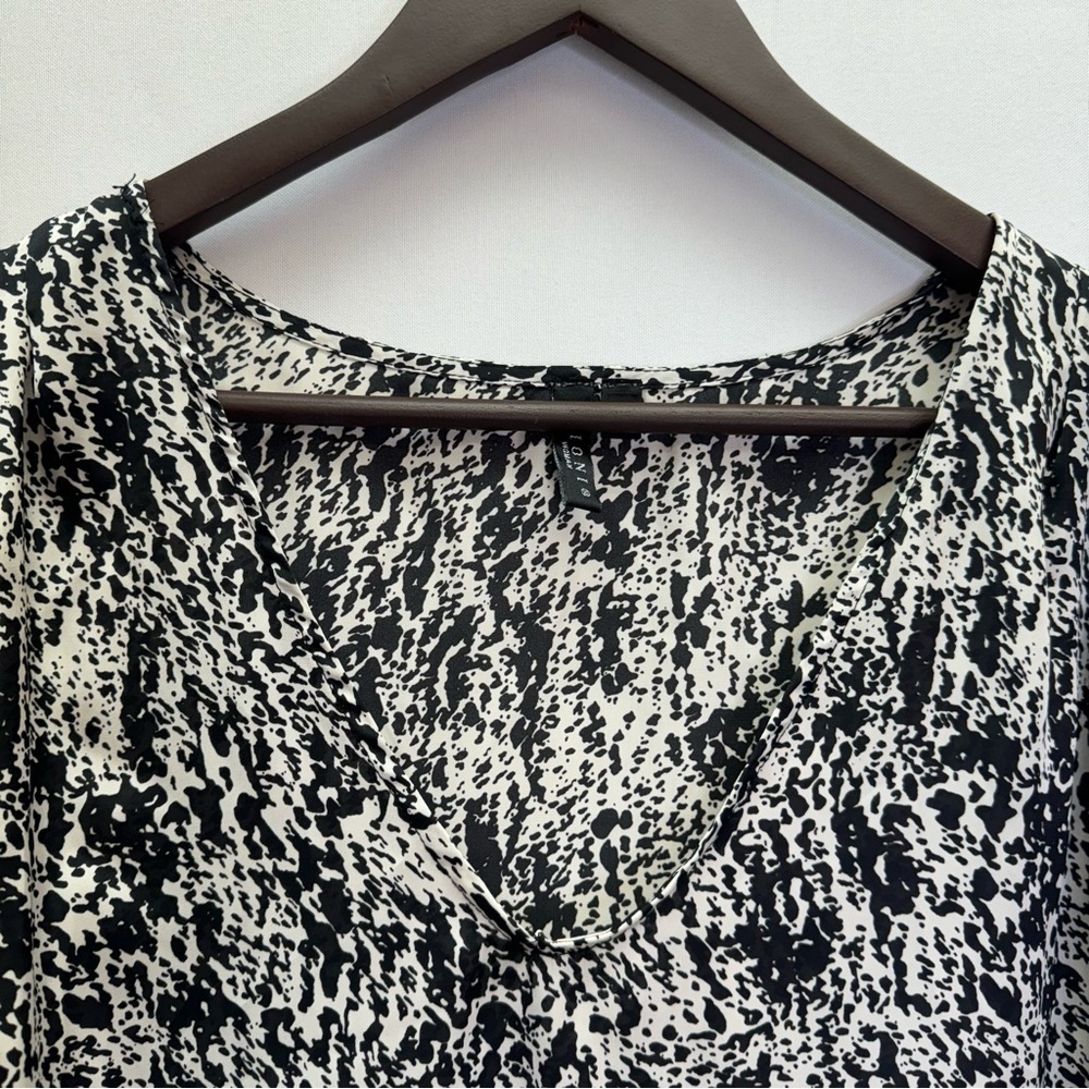 Sioni💜 Black and White V-Neck Flutter Sleeve Size 1X - Picture 5 of 9
